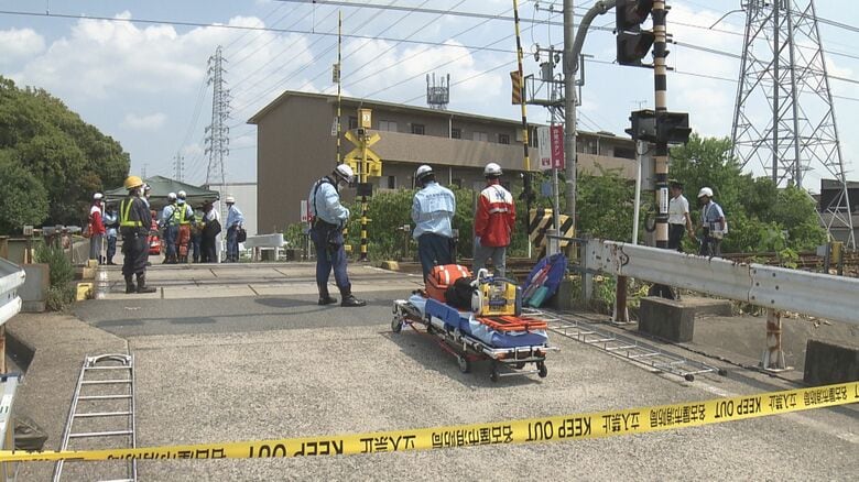 運転士が人影を発見し急ブレーキも…踏切で特急電車と人が衝突 性別不明の1人が死亡 上下線で一時運転見合わせ｜FNNプライムオンライン