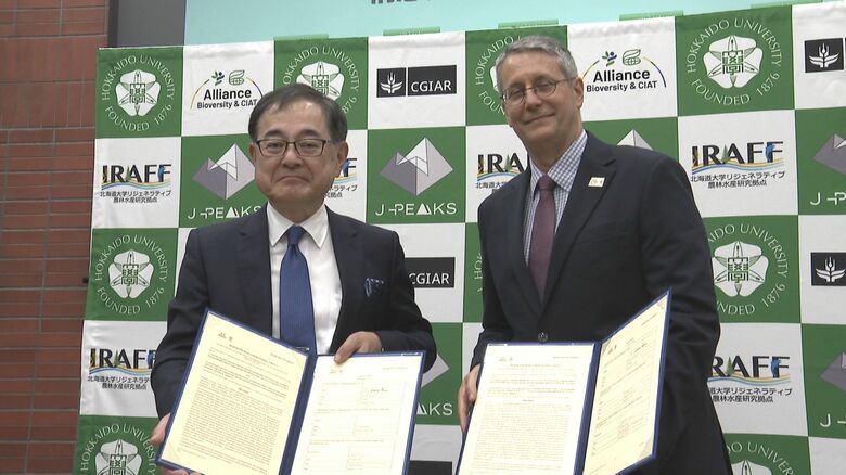 【クラーク博士の孫の孫が来道し注目】創基150年の北海道大学が“新たな挑戦”に向け研究組織と連携協定を締結＿優れた技術を世界に発信へ…『少年よ大志を抱け』の高祖父との縁に『深い感慨』と期待感を語る｜FNNプライムオンライン