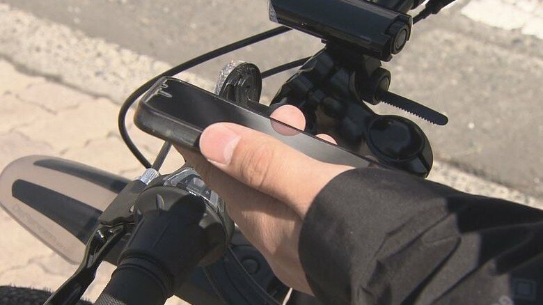 自転車「ながらスマホ」11人に“青切符”　「画像を見ていた」10人「電話していた」1人　「通行区分違反」「一時不停止」などの指導警告100件　4月7日までの1週間　長野県警｜FNNプライムオンライン