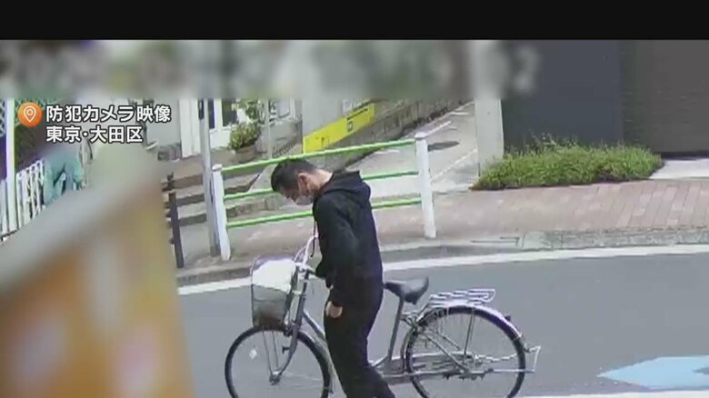クリーニング店の前まで来ると、ポケットを気にするそぶりを見せる