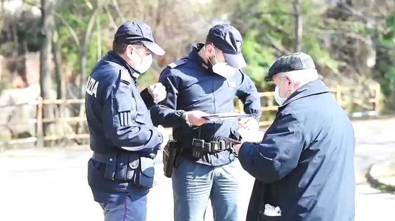 外出している人に注意を促す警察官(ローマ)