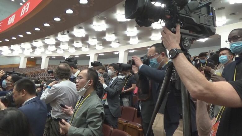 胡錦濤氏の退場劇を撮影するメディア(筆者撮影)