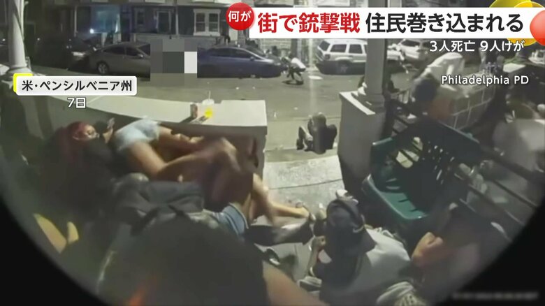 銃撃戦から身を隠す住民