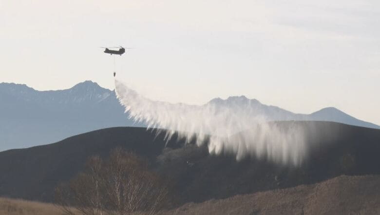 自衛隊による消火活動（5月5日早朝）