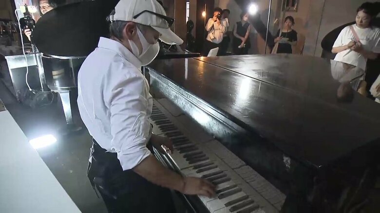 触れると音と一緒にザラザラ感が伝わる被災ピアノ