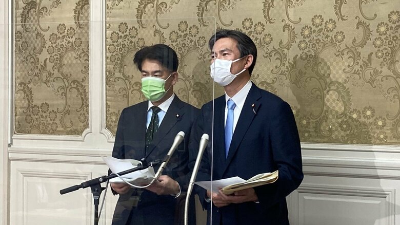 予算理事懇後に取材に応じる立憲の後藤祐一筆頭ら