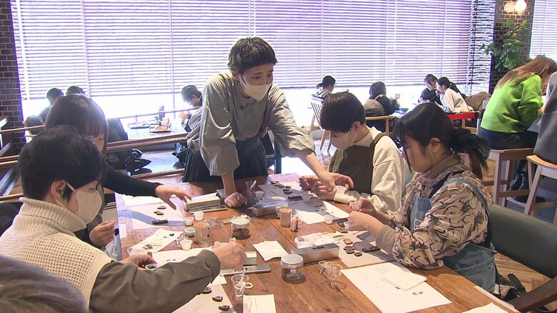 ワークショップで参加者と話す朝永さん
