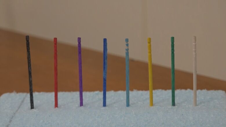 8色のつまようじで表現