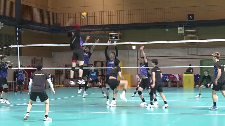 練習でスパイクを打つ石川祐希