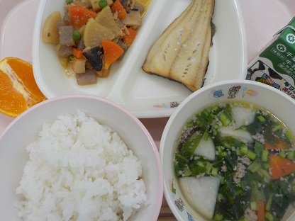 南房総市の給食の一例。ご飯・縞ほっけの一夜干し・鶏とこんにゃくの旨煮・かぶのそぼろ汁・ぽんかん・牛乳（提供：内房学校給食センター）
