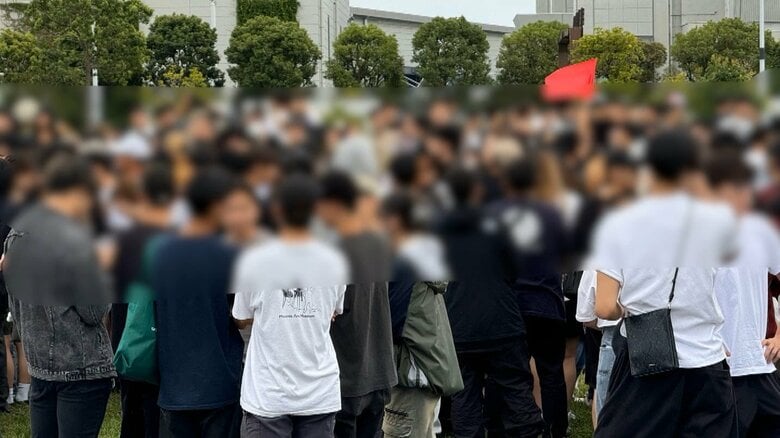 デモ会場には多くの若者の姿があった