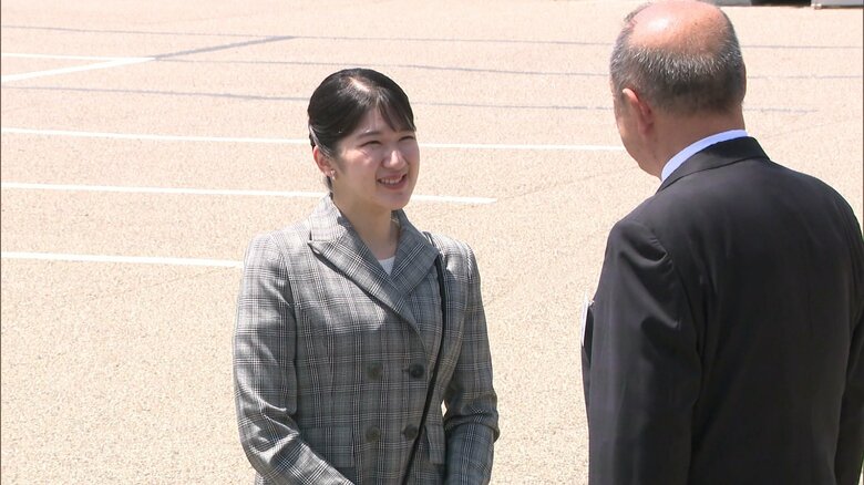石川・志賀町の「道の駅とぎ海街道」に到着された愛子さま(5月19日)