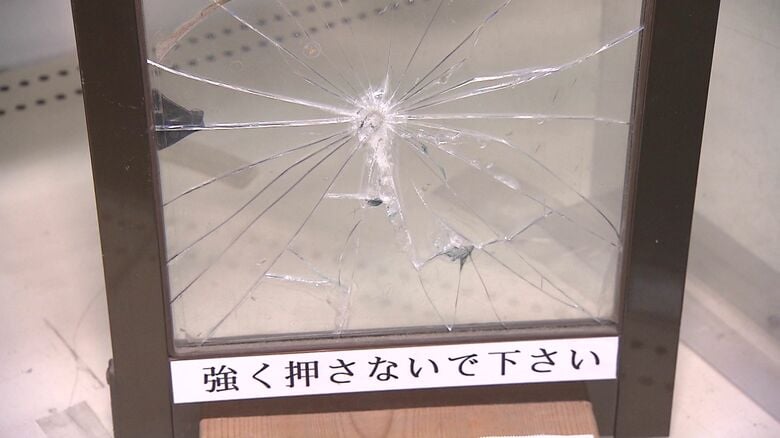 窓ガラスにフィルムを貼ることで、侵入を防ぐことができる