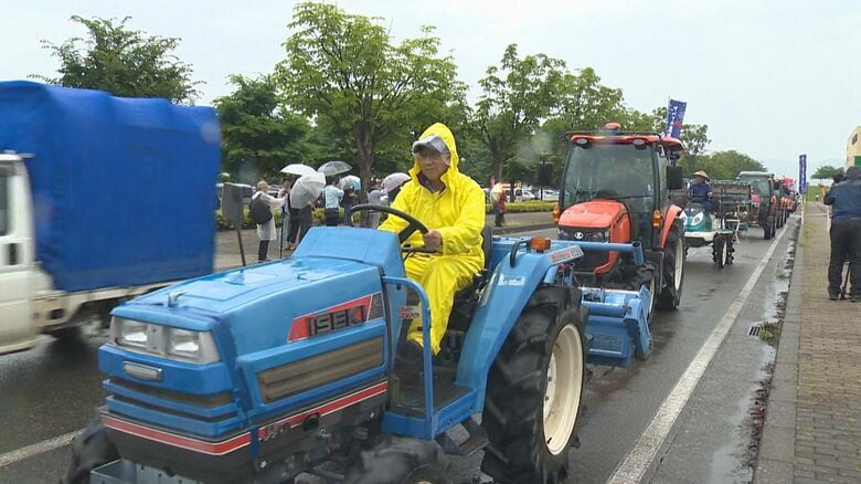 8台のトラクター、35台の軽トラックが集結