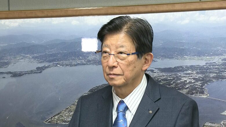 取材に応じる川勝知事（4月2日）
