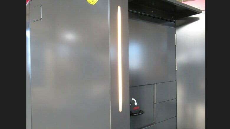 外灯は外部に向けてのサインにもなるという