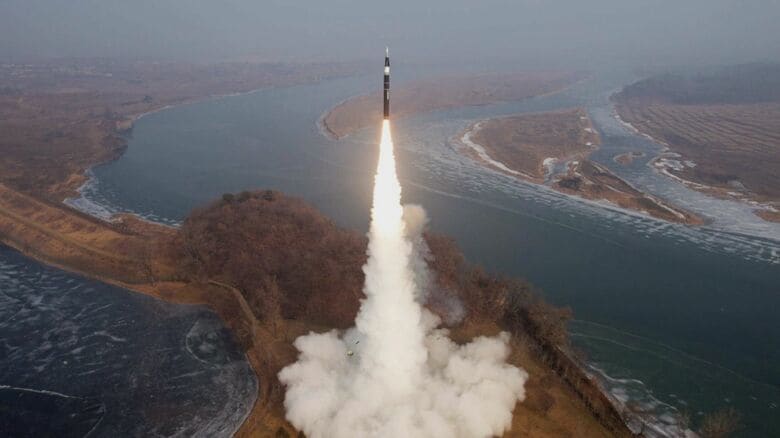 トランプ大統領の就任前に弾道ミサイルを発射（2025年1月6日・労働新聞）