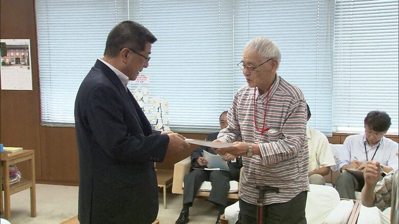 浅原議長（当時）に要望書を手渡す市民グループ（2015年6月）