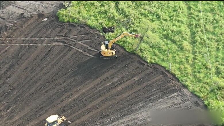 ソーラーパネルの設置工事（提供：猛禽類医学研究所）