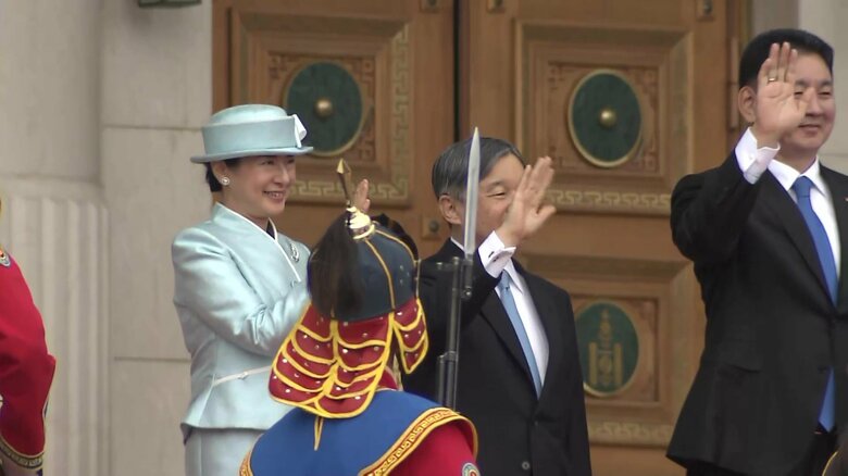 チンギスハン像の前で行われる歓迎式典に出席する天皇皇后両陛下　モンゴル・スフバートル広場