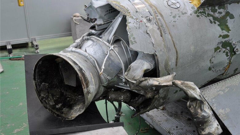 韓国軍が公開した北朝鮮のミサイルの残骸。ロシア語の表記が複数確認できる。