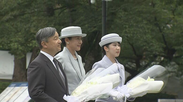 爆心地公園では花束を手向け深く拝礼された