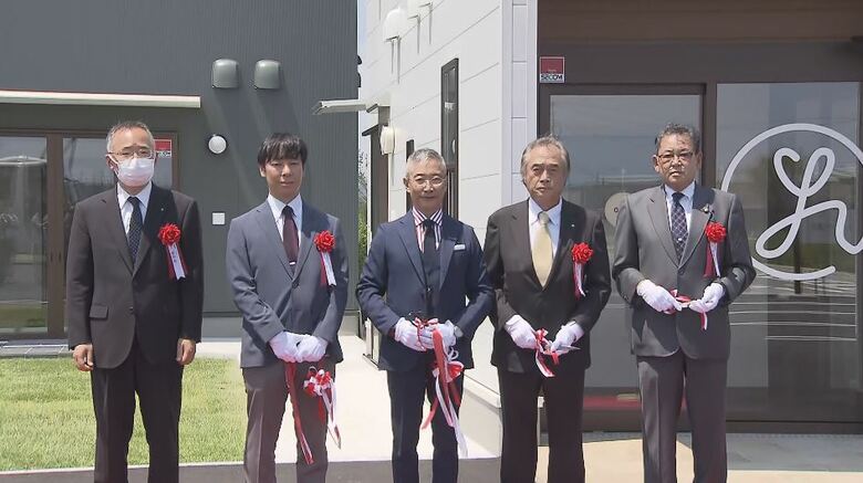 フレックスジャパンの矢島社長（中央）、双葉町・伊澤史朗町長（右から2人目）