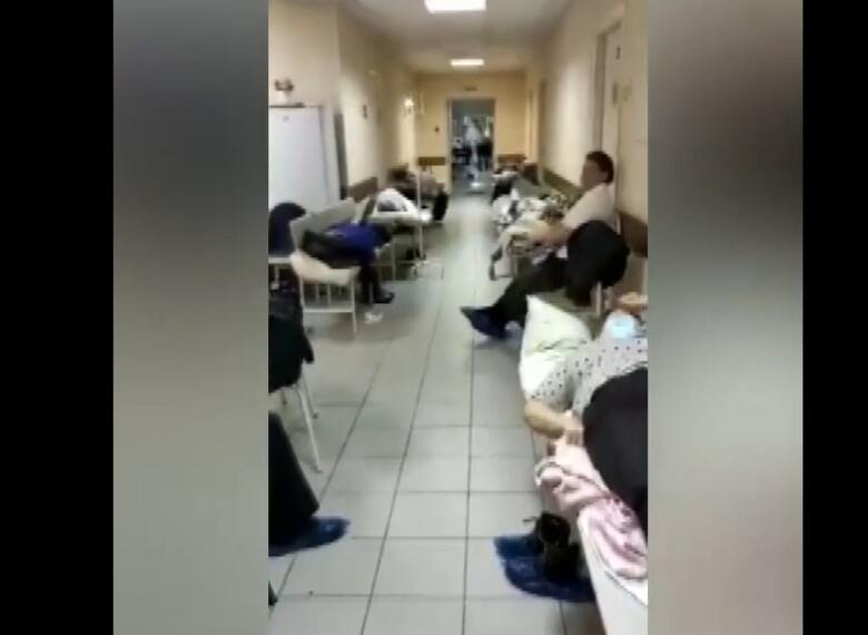 病院の廊下で寝るコロナ感染者。地方医療は崩壊（2020年11月、TV2提供）