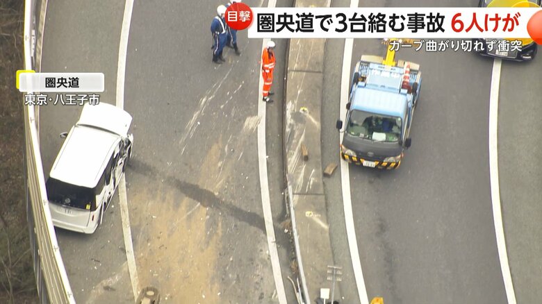 中央分離帯から伸びる擦れた跡