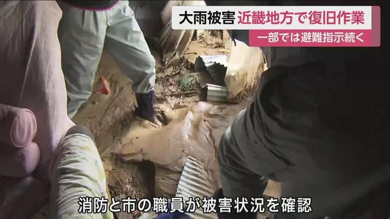 家の中に、足が埋まるほどの土砂が入り込んでいる（京都・綾部市）