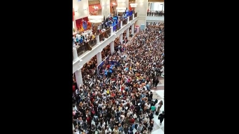数千人規模の人々がマスクなしで店内を埋め尽くした（Vasily Sokolov@youtubeより）