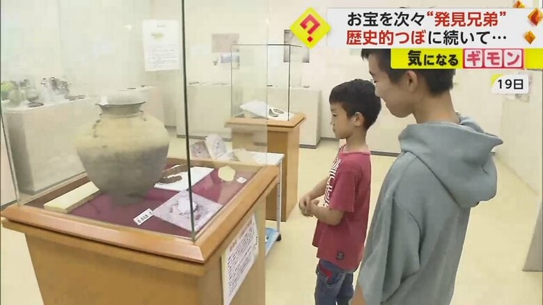 自分たちで発見した展示物を見る兄弟