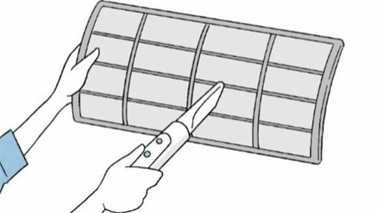 フィルタ―を掃除（提供：パナソニック）