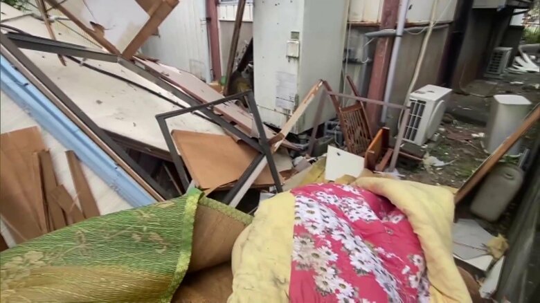 さまざまなものが吹き飛ばされる