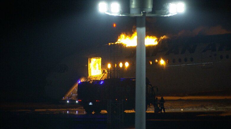羽田空港で炎上する日航機