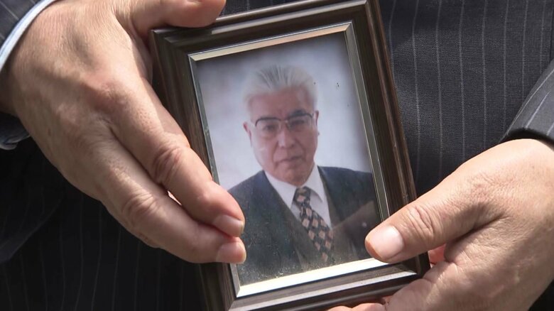 当時総代長だった父の遺影を手に