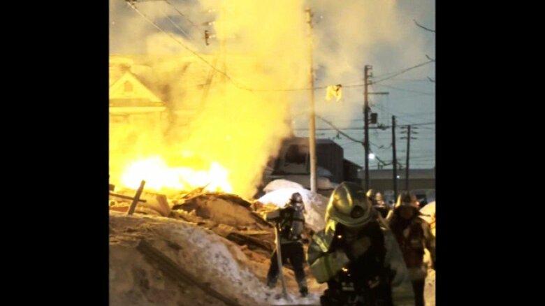 激しく燃える炎と白い煙  提供：視聴者