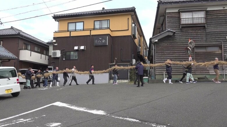 できた綱を運河に運ぶ