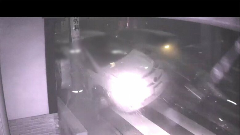 奥から走ってきた乗用車と右から来たワゴン車が衝突。その衝撃で、乗用車は、近くの電柱に激突した。