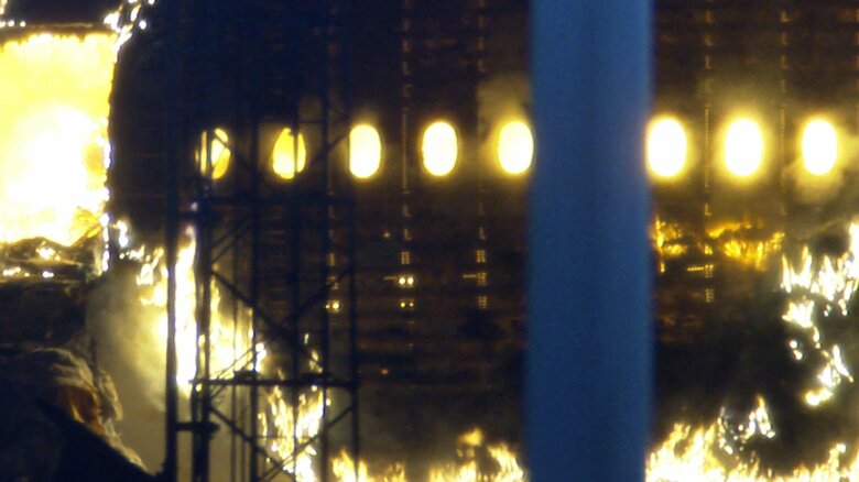 羽田空港で炎上する日航機