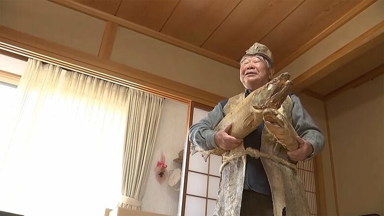 サケが大好きだという中嶋哲さん(90)　サケの皮でできた服や帽子を着用