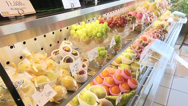 フルーツショップ青木　常時30～40種類の果物が並ぶ
