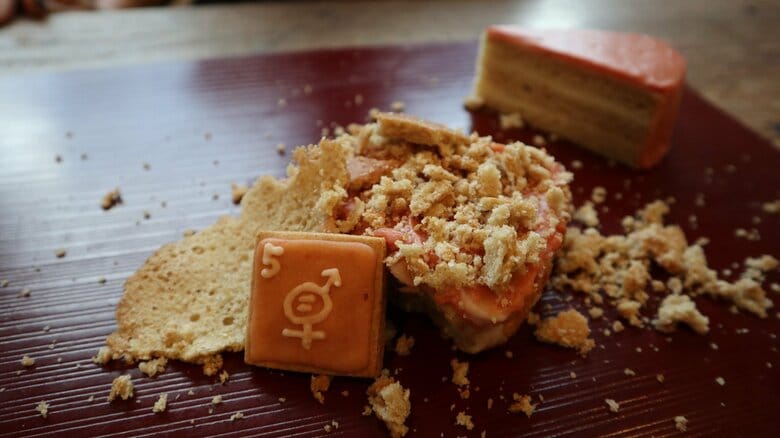 つぶれたケーキとカラカラに乾いたフレークでジェンダー平等の現状をイメージしたケーキ