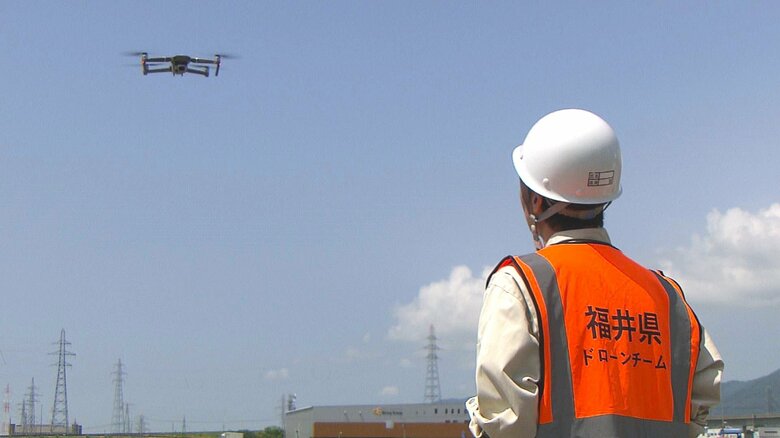 ドローンを操縦する朝井さん