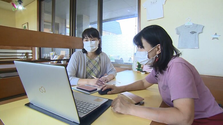 “消費者の目線”でアドバイスする新谷さん（右）