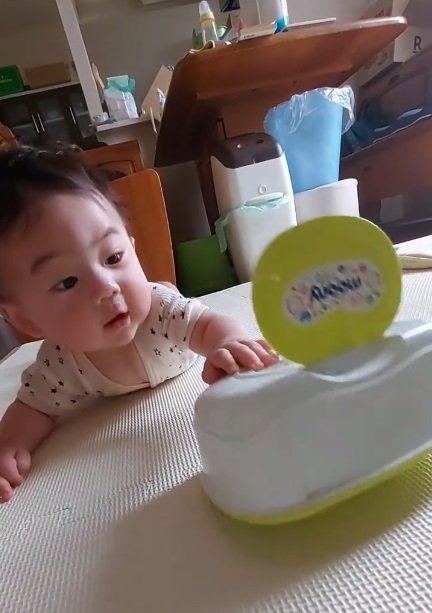 ふたが突然開いてビックリ顔な息子さん