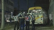 80代位の男性が運転し駐車場に突っ込む…マイクロバスに歩行者の30代とみられる男女2人がはねられ死亡 