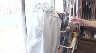 傘さし運転“青切符”で需要増「バッグごと着られるカッパ」　梅雨時の“味方”創業111年の「防水布」専門店　「傘」に「防水の通学かばん」、紫外線対策「子供用の晴雨兼用傘」など豊富な品ぞろえ