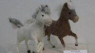 来年の干支「うま」にまつわる県内ゆかりの作家の工芸品200点ずらり展示【福井】