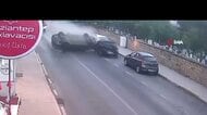 衝突→横転→それでも止まらない　猛スピードの車が駐車中の3台に次々衝突、100メートル後退してようやく停止　トルコ